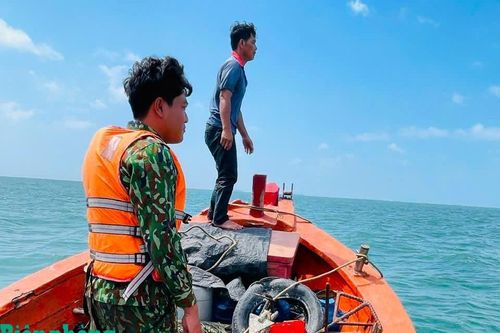 Ngư dân kịp thời cứu vớt 2 thuyền viên gặp nạn trên biển