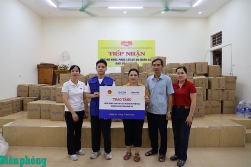 Trao tặng nước sạch cho người dân bị thiệt hại do mưa lũ tại Nghệ An