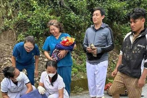 Hai nữ y sĩ vùng cao Nghệ An đỡ đẻ thành công, cứu sống mẹ con sản phụ giữa đường rừng