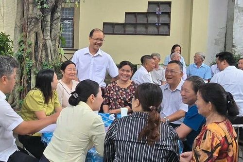 Người dân cà phê sáng, 'mách chuyện' với lãnh đạo phường