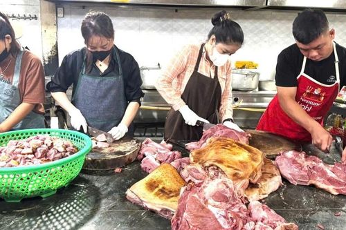 Tài sản bị lũ cuốn trôi, chủ nhà hàng vẫn nấu nghìn suất cơm miễn phí cho bà con