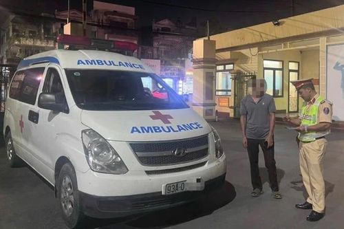Phát hiện tài xế ô tô không có bằng lái nhờ người dân 'tố' đến Cục trưởng Cảnh sát