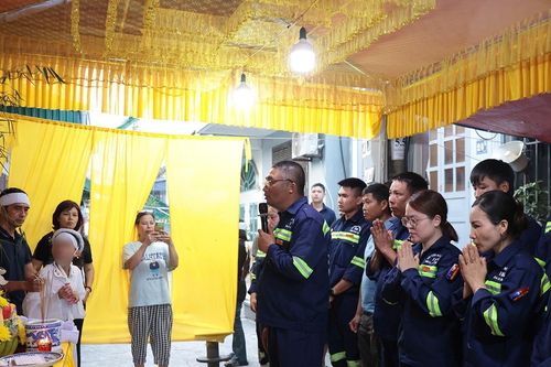 Vụ con trai bơ vơ chờ bố trên bãi biển: Đám tang nghẹn ngào nước mắt