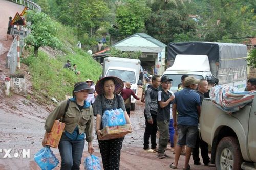 Vượt hàng trăm cây số trong mưa lũ để cứu trợ đồng bào Nghệ An