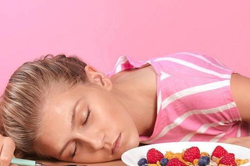Bí mật thú vị về mối liên hệ giữa việc ăn no và cảm giác buồn ngủ