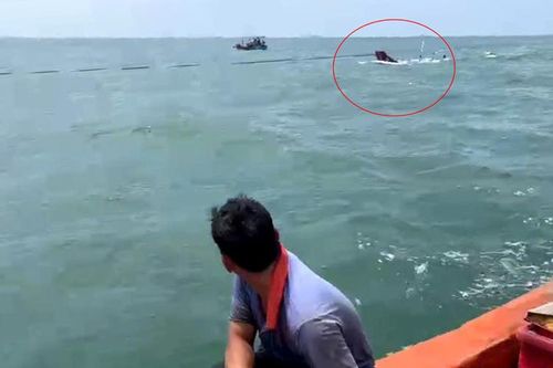 TP Hồ Chí Minh: Chìm ghe đánh cá, 2 ngư dân được cứu an toàn