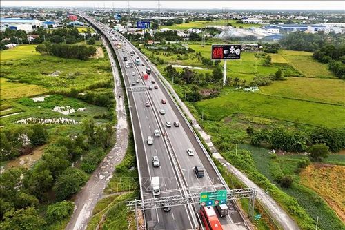 Phạt xe biển xanh đi vào làn khẩn cấp trên cao tốc