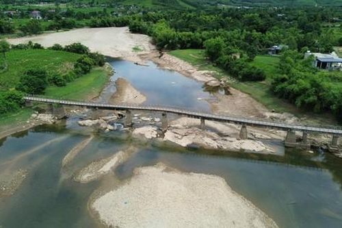 'Nín thở' đi qua những cây cầu chờ sập