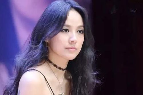 Nữ ca sĩ nổi tiếng bị thương dẫn đến biến dạng ngón tay