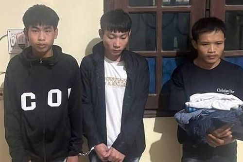 Khởi tố nhóm đối tượng cưỡng đoạt tài sản, xâm hại 2 cô gái lúc nửa đêm