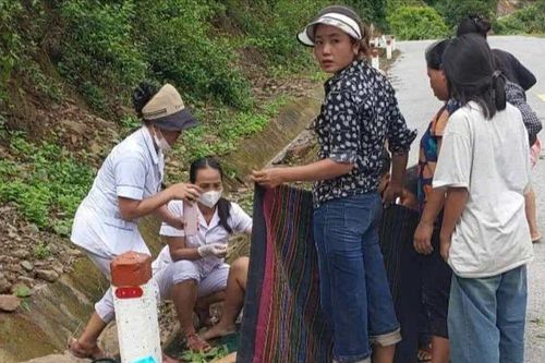 Nữ y sĩ đỡ đẻ cho sản phụ vùng lũ sinh con trên đường: 'Cháu bé cất tiếng khóc, chúng tôi thở phào'