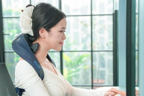 Không còn là bệnh của người già: Gen Z đổ xô tìm cách chữa đau vai gáy tại nhà