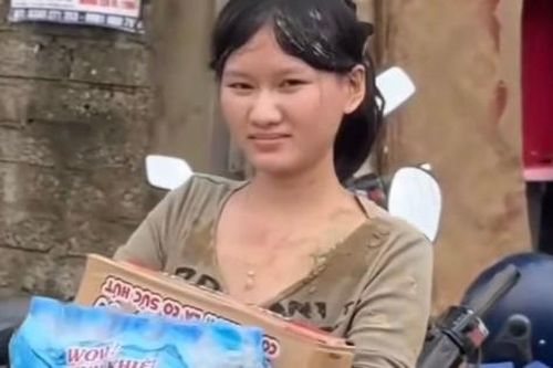 Cô sinh viên lấm lem bùn đất 'không nhận thêm nữa, xin nhường phần cứu trợ cho người cần hơn'