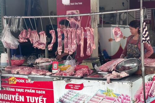 TP. Hồ Chí Minh: Thịt heo rớt giá mạnh, tiểu thương 'kêu trời' vì sức mua giảm