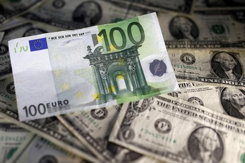 Đồng euro giảm giá chóng mặt sau khi EU đạt thỏa thuận với Mỹ
