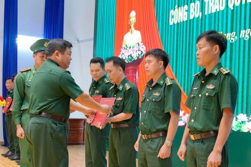 Trao quyết định về công tác cán bộ biên phòng