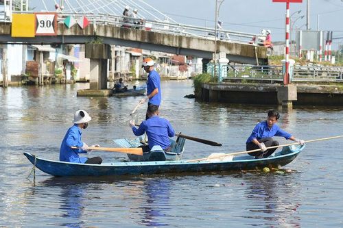 Xã Vĩnh Phong ra quân vệ sinh, chỉnh trang cảnh quan môi trường