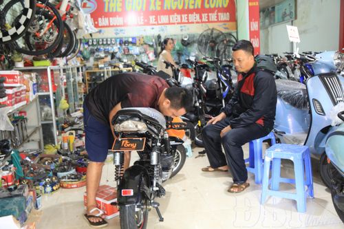 Xe máy, xe điện vào mùa 'cao điểm'