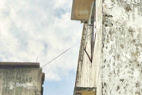 Đã khắc phục cửa sổ tòa nhà bỏ không gây nguy hiểm cho khu dân cư
