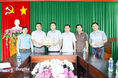 Đoàn công tác Báo và Phát thanh, Truyền hình Đồng Nai làm việc tại xã Thiện Hưng