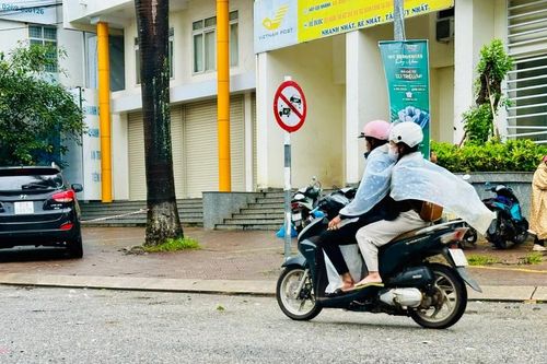 Pleiku: Một ngày 5 vụ té ngã xe máy do 'ổ voi' trên đường