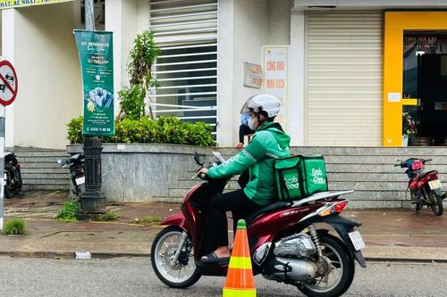 Pleiku: Nhanh chóng khắc phục 'ổ voi' gây ra 5 vụ té ngã xe máy trong ngày