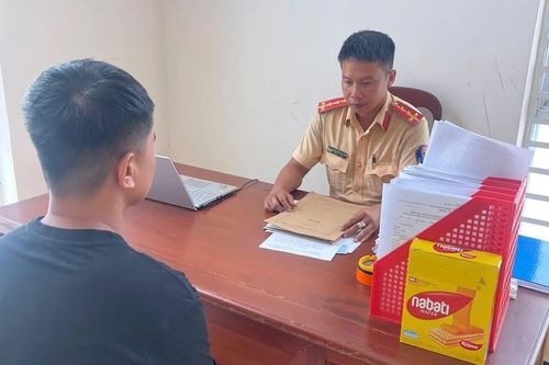 Xử lý người đi xe máy vượt đèn đỏ, không đội mũ bảo hiểm qua hình ảnh người dân cung cấp