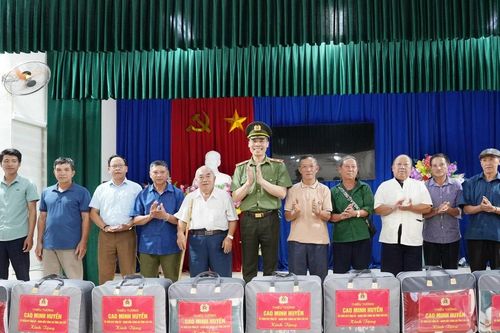 Thiếu tướng Cao Minh Huyền thăm, tặng quà người có uy tín trong vùng đồng bào dân tộc thiểu số