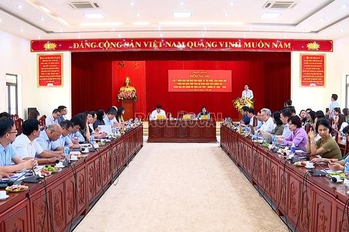 Hội nghị lấy ý kiến của đội ngũ văn nghệ sĩ, trí thức, nhà khoa học vào dự thảo Báo cáo Chính trị trình Đại hội Đảng bộ tỉnh lần thứ I