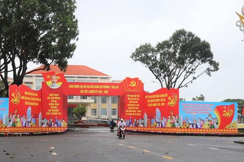 Phường 1 Bảo Lộc rợp cờ hoa chào mừng Đại hội Đảng bộ Phường