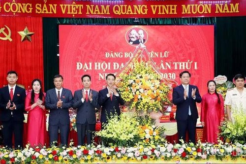 Chủ tịch UBND tỉnh Trần Duy Đông dự, chỉ đạo Đại hội Đảng bộ xã Tiên Lữ lần thứ I