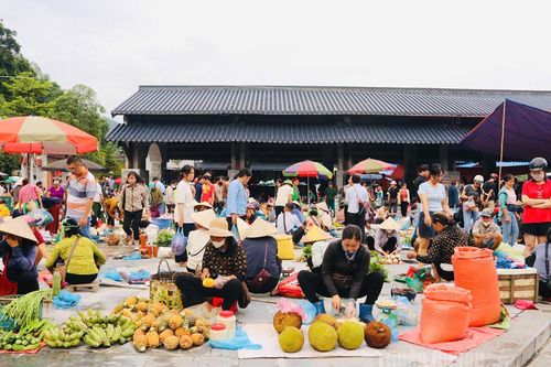 Nhộn nhịp chợ phiên giữa núi rừng