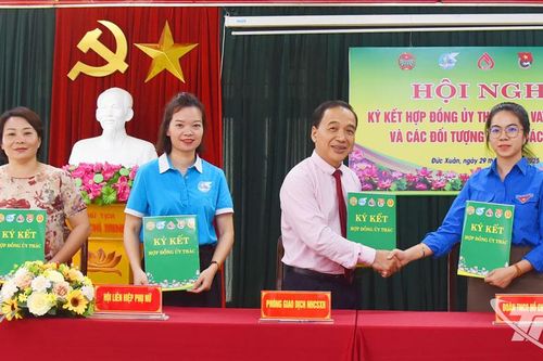 Ký hợp đồng ủy thác cho vay hộ nghèo và đối tượng chính sách