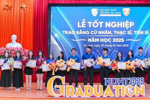 Trao bằng tốt nghiệp cho 278 tân cử nhân, 8 tân thạc sĩ, 1 tiến sĩ