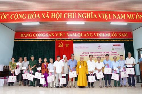 Ban Tổ chức Chương trình Vu lan - Đạo hiếu và Dân tộc năm 2025 đến thăm, trao quà tại tỉnh Quảng Trị