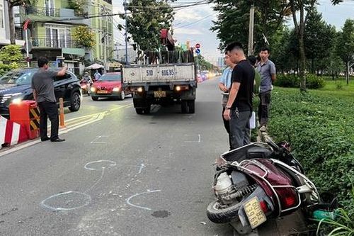 Xe máy tông đuôi xe tải đang lùi, người đàn ông tử vong
