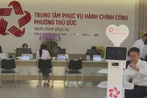 Robot làm lễ tân phục vụ hành chính