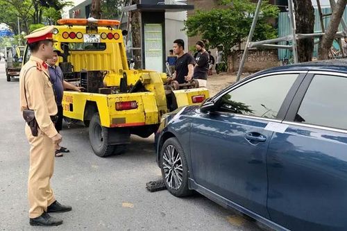 Nhiều ô tô dừng, đỗ sai quy định trên đường Võ Chí Công