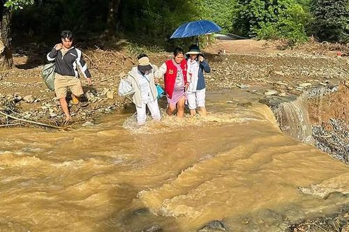 Sản phụ lội suối vượt tâm lũ Nghệ An được bác sĩ đỡ đẻ ngay bên đường