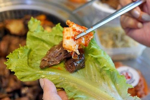 Rùng mình gắp giun ngoe nguẩy dài 20cm trong bụng bệnh nhân: Cảnh báo món ăn yêu thích nhiều người Việt thường dùng