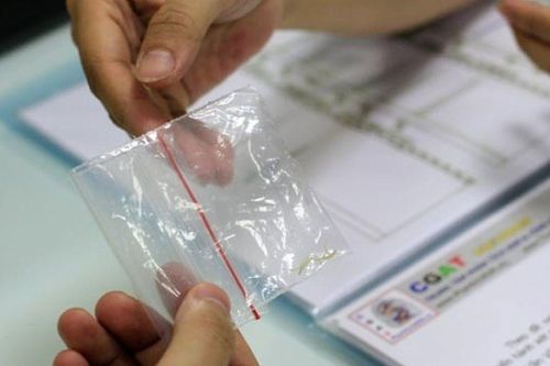 Nghe hàng xóm buột miệng 1 câu, bà nội lặng lẽ đem cháu đi xét nghiệm ADN – Kết quả khiến cả nhà sững sờ