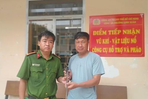 Cùng giao nộp vũ khí cho Công an