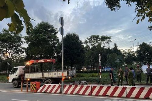Xe máy tông đuôi xe tải đang lùi, một người tử vong