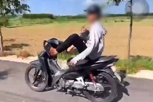 Nam thanh niên ở Đà Nẵng lái xe máy bằng 2 chân