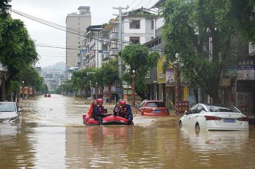 Mưa lũ kéo dài ở Trung Quốc, ít nhất 34 người chết