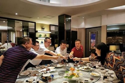 Nhận 24 tỷ thừa kế tài sản nhưng tôi không hạnh phúc: Tất cả bắt đầu từ buổi họp lớp