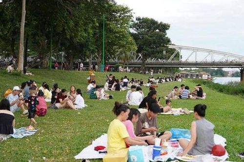 Không gian xanh mát bên sông Hương thành 'điểm hẹn quốc dân' ở Huế