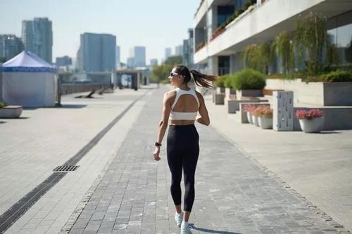 Đi bộ ngược có giúp đốt cháy calo nhiều gấp đôi?
