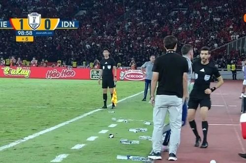 Hình ảnh loạt chai nước được xếp ở bên đường biên khu vực kỹ thuật của U23 Việt Nam