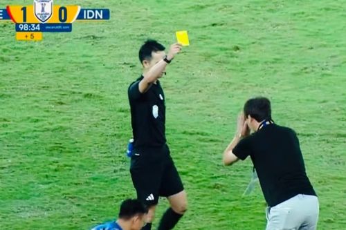 HLV Kim Sang-sik: 'Tôi vái lạy trọng tài là vì...'